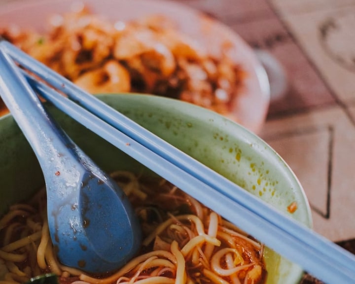 What are the must-try traditional dishes in Singapore